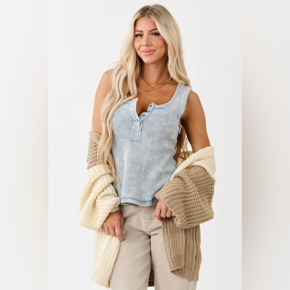 NWT Textured Knit Washed Contrast Denim Trim Patch Back Henley Tank Top Blue - Picture 2 of 7
